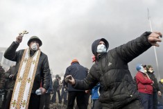 Antyrządowy demonstrant obrzuca siły porządkowe kamieniami, Kijów, okolice Placu Niezależności, 19.II.2014.